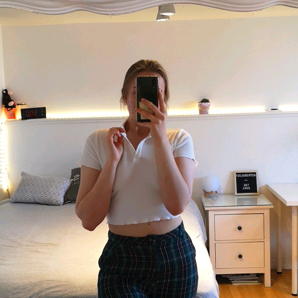 Cropped collared ribbed white shirt